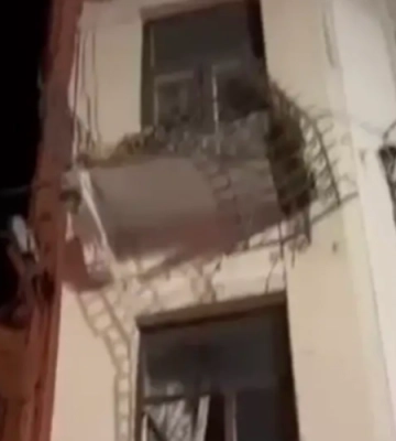 У центрі Львова обвалився балкон разом із людиною. Відео