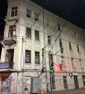 В центре Львова упал балкон с стоящим на нем мужчиной