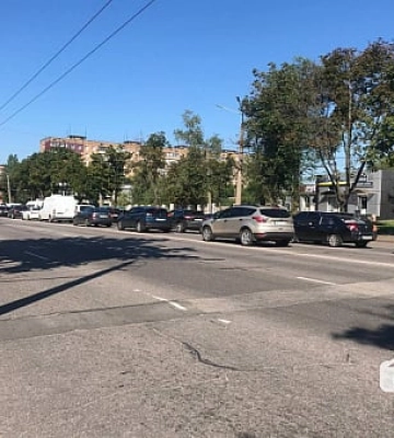 Ускладнено рух: на проспекті Миру у Кривому Розі стоять автівки