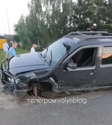 ДТП на Волині: потрощені авто та уламки на дорозі (ВІДЕО)