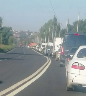 У Маріуполі утворився багатокілометровий затор машин у напрямку Криму