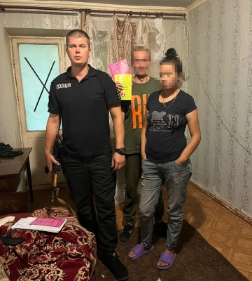 Кричала про допомогу: в Харкові домашній тиран не відкривав поліцейським