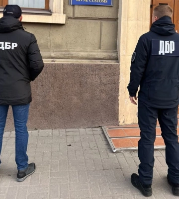 Затримано двох правоохоронців, які у лісі вибивали з затриманого зізнання у злочині