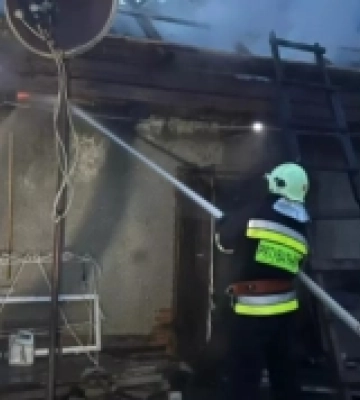 У Рахові загорілася надвірна споруда