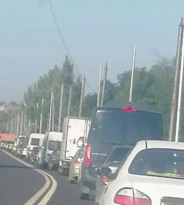 Утром в Мариуполе образовалась огромная пробка машин в направлении Крыма