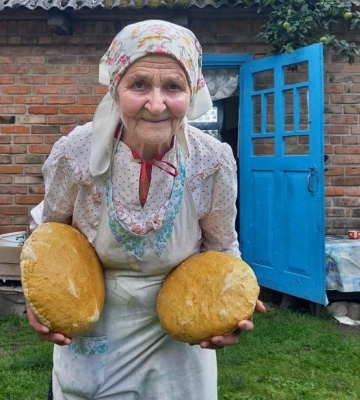 82-річна бабуся з Волині пече хліб на черені для військових