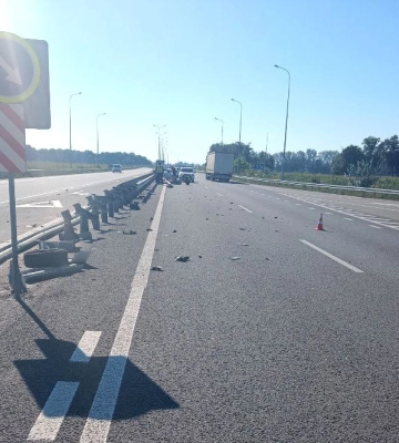 На Полтавщині легковик на великій швидкості &quot;влетів&quot; у металевий відбійник: водія з травмами госпіталізовано до лікарні