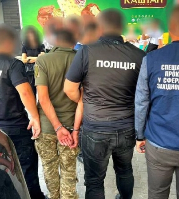 Працівника військкомата на Хмельниччині викрили на одержанні $4500 хабаря