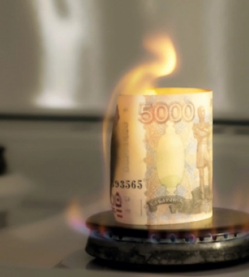 Рубль падає до 100 за долар, оскільки санкції душать росію – Bloomberg