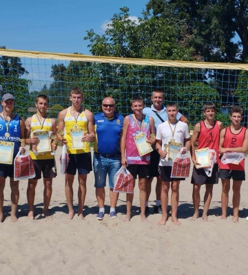 В Ужгороді на піщаних майданчиках змагалися юнаки