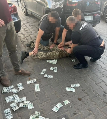 Торговал справками для уклонистов — чиновника ТЦК задержали в Хмельницкой области