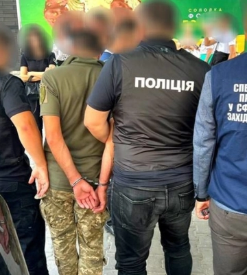 В Хмельницкой области работник ТЦК за 4500 долларов обещал &quot;отмазать&quot; военнообязанного от призыва