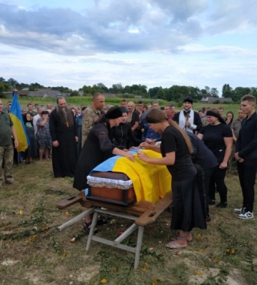Прекрасний чоловік, батько трьох дітей, вірний друг: на Волині тисячі людей попрощалися із Героєм Валерієм Лошиком