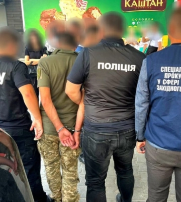 $4500 за уклонение от службы: в Хмельницкой области работник военкомата разоблачен «на горячем»