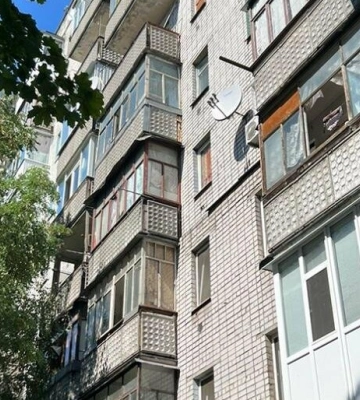 У центрі Кременчука з вікна багатоповерхівки випала людина (Доповнюється)
