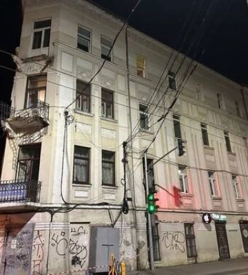 У Львові поблизу ТРЦ обвалився балкон із чоловіком