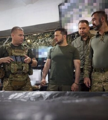 Зеленський відвідав бригади, які ведуть наступальні дії в межах ОТУ &quot;Соледар&quot;. ФОТОрепортаж