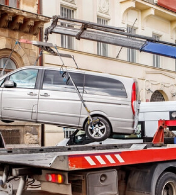 Комунальне підприємство з Дніпра оштрафували через евакуацію авто за завищеними цінами