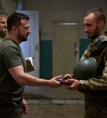 Зеленський вручив нагороди захисникам, які відзначилися на Бахмутському напрямку