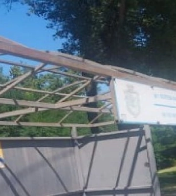 У Кривому Розі невідомі залишили без даху зупинку громадського транспорту