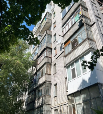 У Кременчуку з дев’ятого поверху випав парубок