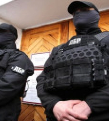 Незаконно переправлял военнообязанных через границу: В Черновцах задержали правоохранителя