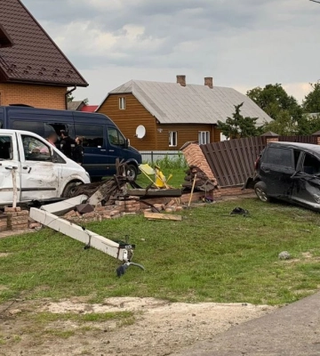 На Волині легковик врізався у паркан, водій автіки потрапив до реанімації (ФОТО)