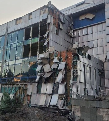У Дніпрі російські понівечили Палац спорту, зруйнували підприємство та поранили дві людини - ОВА