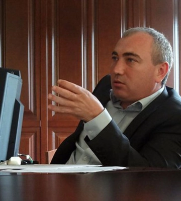 Колишній голова Рівненської ОДА дешево прикупив землю під паркінг