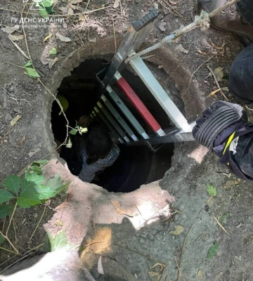 У Кропивницькому врятували жінку з каналізаційного люка