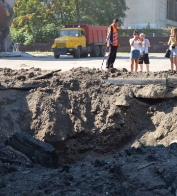 У Дніпрі біля спортивного обʼєкта утворилась кількаметрова вирва