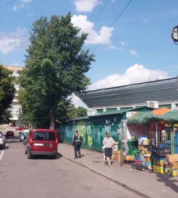 Рівнян масово штрафують, бо покидають авто біля ринку