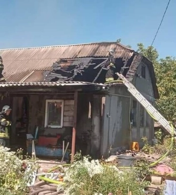 В Киевской области произошел масштабный пожар на складе шин: для тушения задействовали роботов. Фото и видео