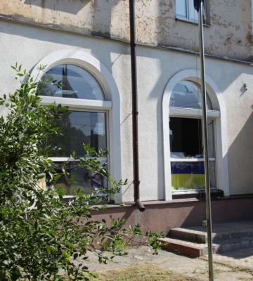 Выбитые окна в пострадавших от ракетной атаки жилых домах в Днепре заменят