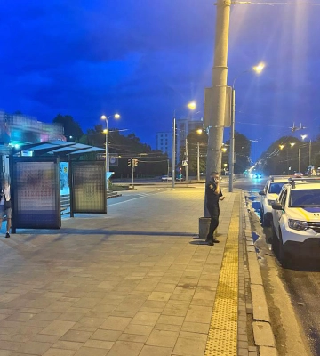 Рівнянин побив людину на зупинці. Тепер відповідатиме у суді