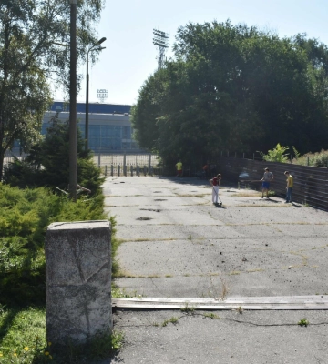 Підмітати скло - не горді, представляти Україну в світі - гідні: юні плавці не змогли стояти осторонь після ракетної атаки по Дніпру