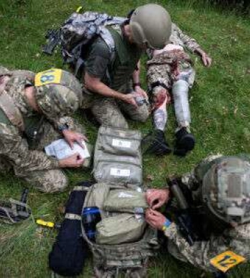 “Врятуємо героїв разом”: у Дніпрі збирають бокси допомоги пораненим військовим