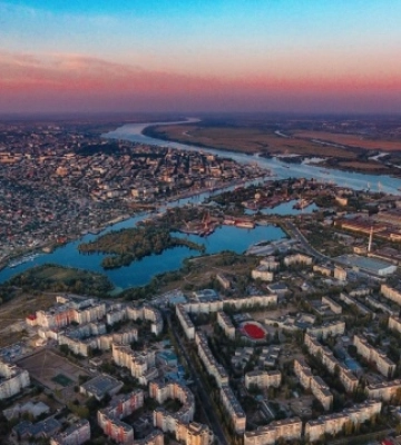 Рашисти обстрілюють центральну частину Херсона