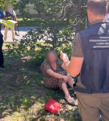 На Черкащині затримали працівницю ТЦК, яка обіцяла військовозобов’язаному допомогти ухилитися від призову та виїхати за кордон