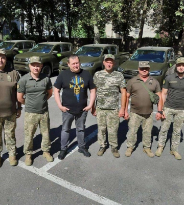 У Дніпрі передали на фронт ще шість автівок