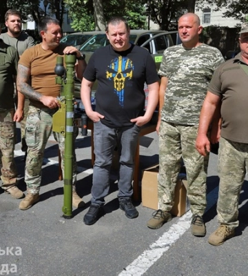 Нові позашляховики «Toyota», тепловізори і техніка: Дніпро доправив військовим чергову партію оснащення