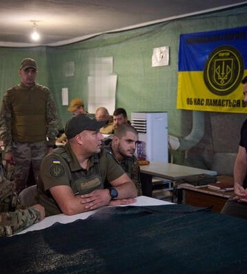 Зеленский встретился с военными в Запорожской области и поручил рассмотреть их запросы