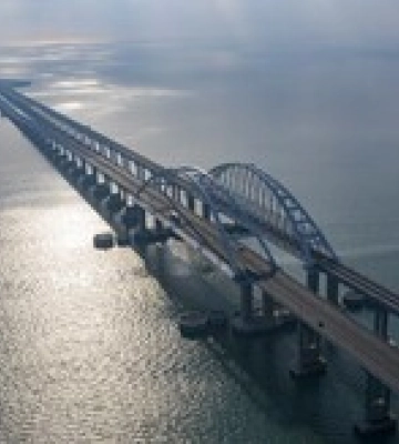 У ВМС розповіли, скільки російських кораблів та катерів охороняють Кримський міст