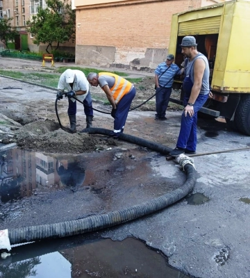 У Полтаві працівники водоканалу три дні чистили забиту каналізацію на Рибальському і знайшли у ній пляшки, каміння та уламки&amp;hellip;