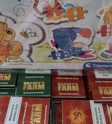 Київські митники в коробці для пазлів виявили психотропні речовини