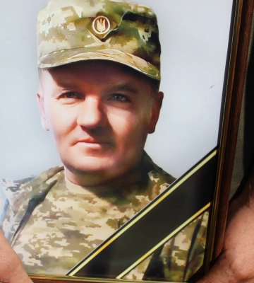 «Виростив двох синів, мріяв про онуків»: на Волині попрощалися з 49-річним Героєм Русланом Гребенем