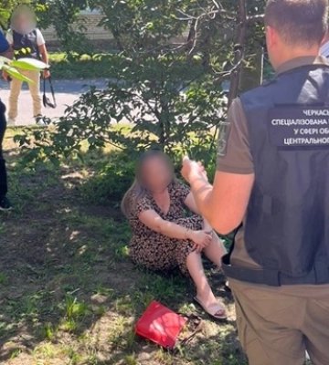 На Черкащині затримали співробітницю військкомату: за гроші допомагала ухилятись від мобілізації. Фото