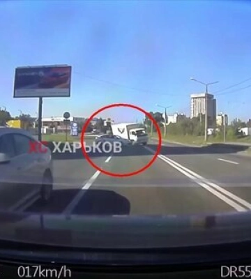 Полиция Харькова пересекла двойную сплошную полосу и чуть не устроила ДТП. ВИДЕО