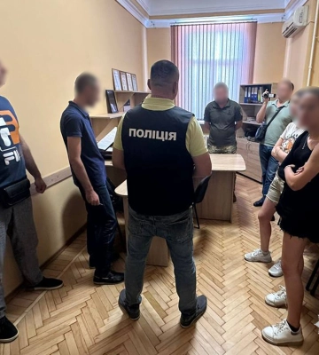 На Черкащині затримали співробітницю військкомату: за гроші допомагала ухилятись від мобілізації. Фото