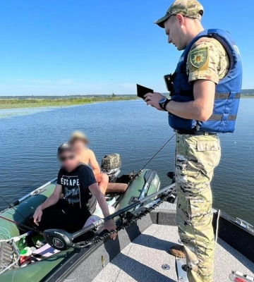 На Полтавщині спіймали двох браконьєрів на гумовому човні